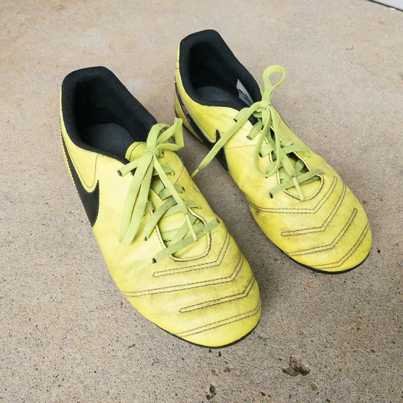 Nike Tiempo Legend IV FG Soccer Shoes Size 5Y Yellow Black Cleats - Picture 1 of 7